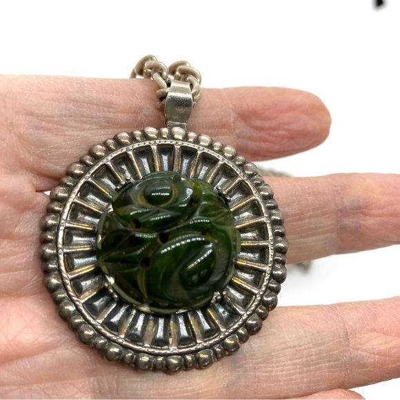 Carved Green Bakelite Necklace Vintage on Silvertone Chain - Picture 8 of 10